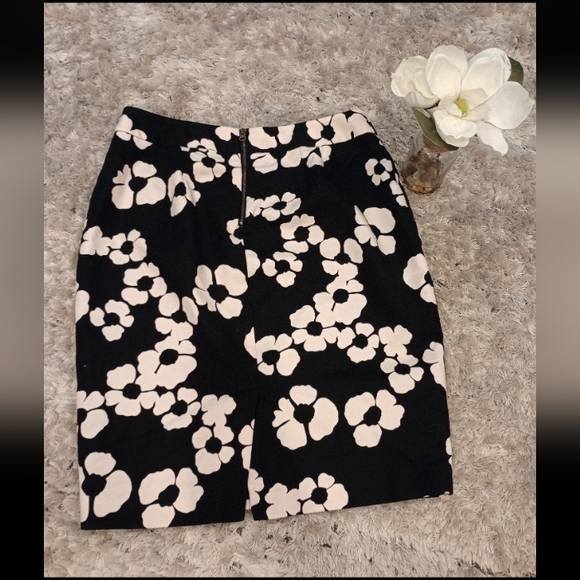 LOFT black/white flower skirt size 10 - Picture 6 of 9